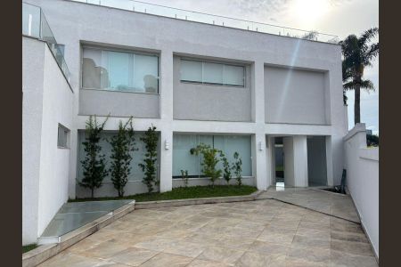 Casa à venda com 514m², 3 quartos e 7 vagas Casa à venda com 514m², 3 quartos e 7 vagasÁrea externa