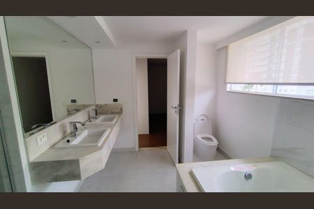 Casa à venda com 514m², 3 quartos e 7 vagas Casa à venda com 514m², 3 quartos e 7 vagasBanheiro da Suíte