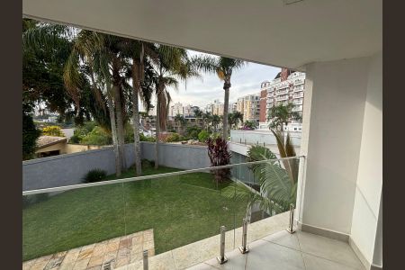 Casa à venda com 514m², 3 quartos e 7 vagas Casa à venda com 514m², 3 quartos e 7 vagasSacada Suíte