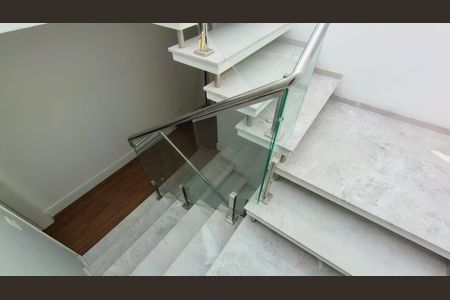 Casa à venda com 514m², 3 quartos e 7 vagas Casa à venda com 514m², 3 quartos e 7 vagasEscadas