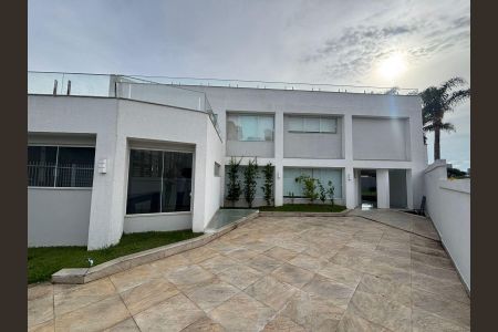 Casa à venda com 514m², 3 quartos e 7 vagas Casa à venda com 514m², 3 quartos e 7 vagasÁrea externa