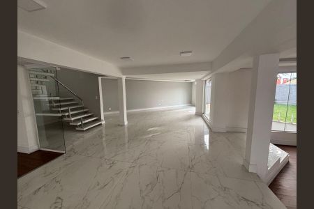 Casa à venda com 514m², 3 quartos e 7 vagas Casa à venda com 514m², 3 quartos e 7 vagasSala