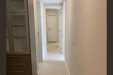 Corredor de apartamento para alugar com 2 quartos, 76m² em Barra da Tijuca, Rio de Janeiro