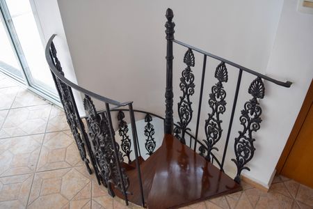 Apartamento à venda com 115m², 2 quartos e 2 vagas Apartamento à venda com 115m², 2 quartos e 2 vagasEscada