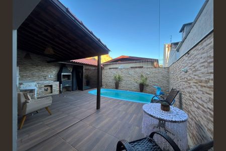 Casa à venda com 170m², 4 quartos e 2 vagas Casa à venda com 170m², 4 quartos e 2 vagasÁrea externa