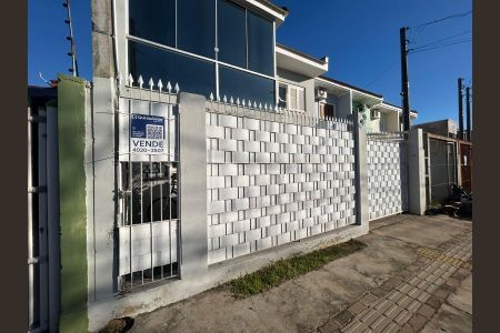 Casa à venda com 170m², 4 quartos e 2 vagas Casa à venda com 170m², 4 quartos e 2 vagasFachada
