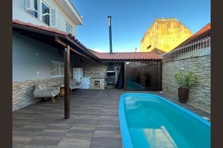 Área externa de casa à venda com 4 quartos, 170m² em Harmonia, Canoas