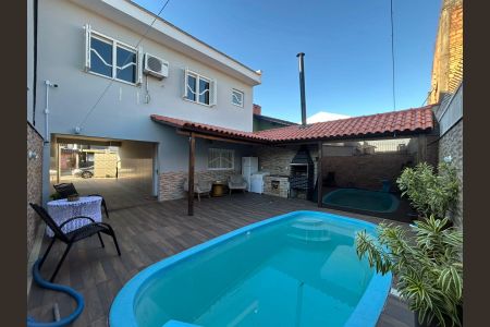Casa à venda com 170m², 4 quartos e 2 vagas Casa à venda com 170m², 4 quartos e 2 vagasÁrea externa