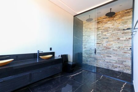 Casa para alugar com 420m², 2 quartos e 4 vagas Casa para alugar com 420m², 2 quartos e 4 vagasBanheiro da Suíte 1