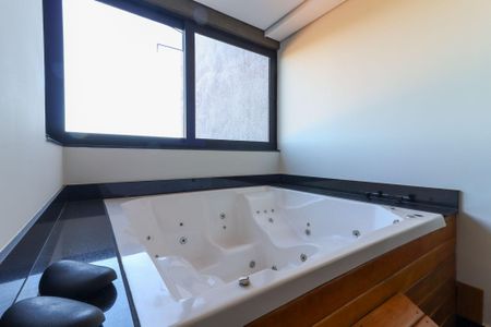 Casa para alugar com 420m², 2 quartos e 4 vagas Casa para alugar com 420m², 2 quartos e 4 vagasBanheiro da Suíte 1