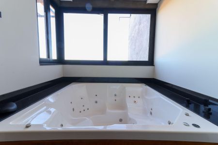Casa para alugar com 420m², 2 quartos e 4 vagas Casa para alugar com 420m², 2 quartos e 4 vagasBanheiro da Suíte 1