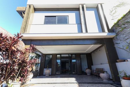 Casa para alugar com 420m², 2 quartos e 4 vagas Casa para alugar com 420m², 2 quartos e 4 vagasFachada