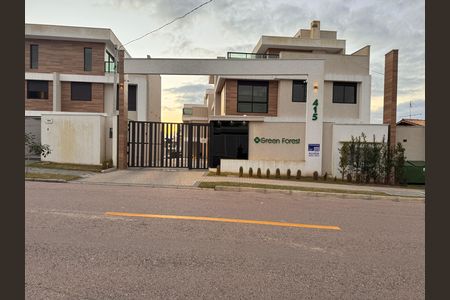 Casa de condomínio à venda com 180m², 3 quartos e 2 vagas Casa de condomínio à venda com 180m², 3 quartos e 2 vagasFachada