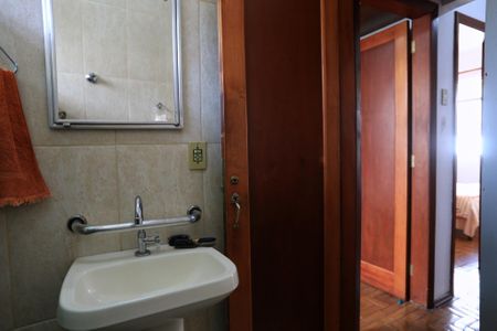 Casa à venda com 150m², 4 quartos e 2 vagasBanheiro 1