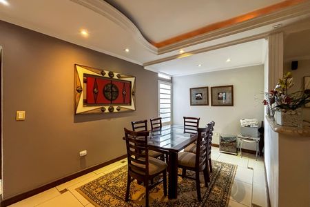 Casa à venda com 3 quartos, 230m² em Jardim Rosa Maria, São Paulo