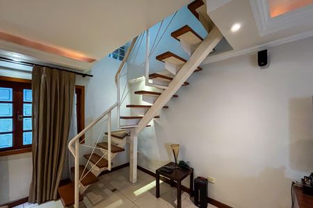 Casa à venda com 3 quartos, 230m² em Jardim Rosa Maria, São Paulo