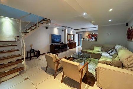 Casa à venda com 3 quartos, 230m² em Jardim Rosa Maria, São Paulo