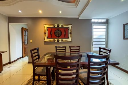 Casa à venda com 230m², 3 quartos e 2 vagas