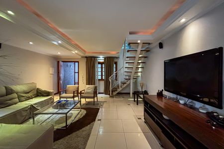 Casa à venda com 3 quartos, 230m² em Jardim Rosa Maria, São Paulo