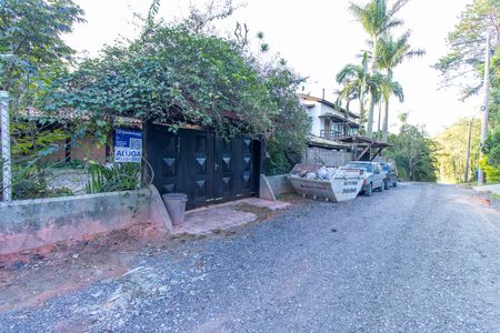 Casa de condomínio para alugar com 213m², 4 quartos e 4 vagas Casa de condomínio para alugar com 213m², 4 quartos e 4 vagasFachada