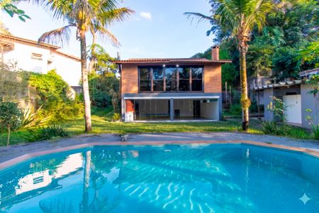 Casa de condomínio para alugar com 213m², 4 quartos e 4 vagas Casa de condomínio para alugar com 213m², 4 quartos e 4 vagasÁrea externa (Imagem da piscina meramente ilustrativa gerada por I.A, pois está vazia)