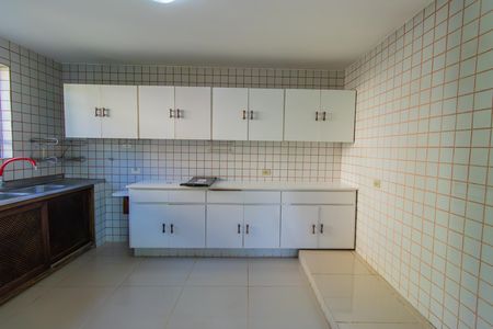 Casa de condomínio para alugar com 213m², 4 quartos e 4 vagas Casa de condomínio para alugar com 213m², 4 quartos e 4 vagasCozinha - Armários