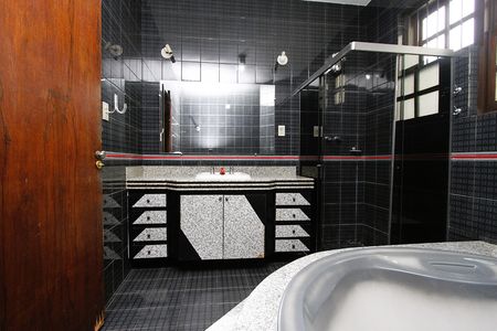 Casa à venda com 350m², 4 quartos e 5 vagasBanheiro do quarto 2