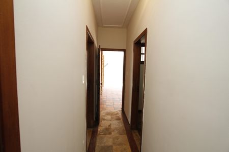 Casa à venda com 350m², 4 quartos e 5 vagasCorredor