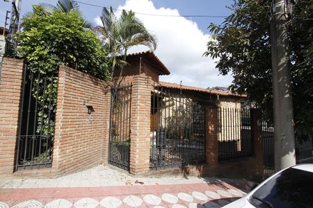 Casa à venda com 350m², 4 quartos e 5 vagasFachada