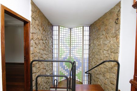 Casa à venda com 350m², 4 quartos e 5 vagasEscada