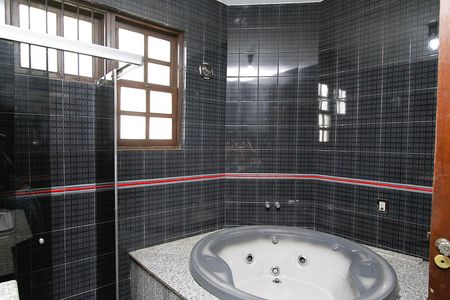Casa à venda com 350m², 4 quartos e 5 vagasBanheiro do quarto 2