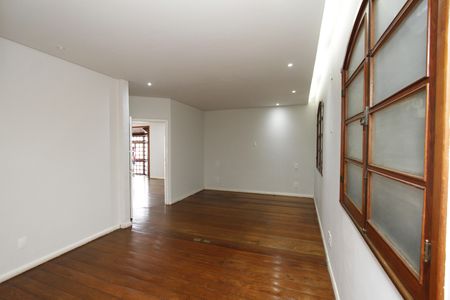 Casa à venda com 350m², 4 quartos e 5 vagasSala 2