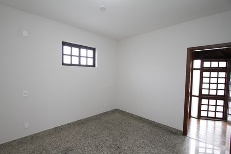 Casa à venda com 350m², 4 quartos e 5 vagasSala de TV