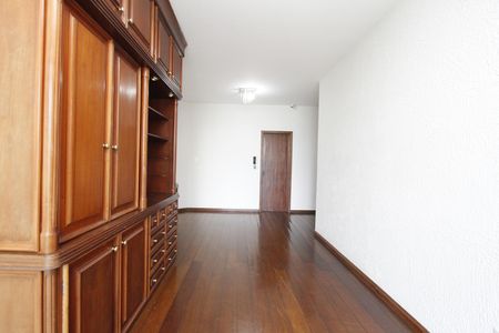 Casa à venda com 350m², 4 quartos e 5 vagasCorredor