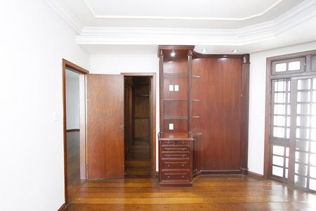 Casa à venda com 350m², 4 quartos e 5 vagasQuarto 2 - Suíte