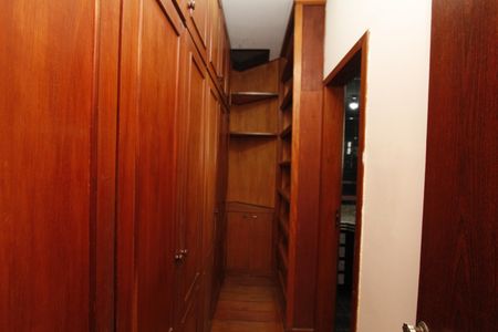 Casa à venda com 350m², 4 quartos e 5 vagasCloset