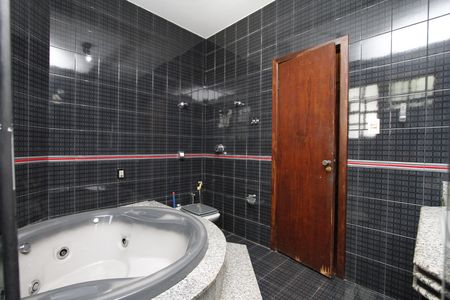 Casa à venda com 350m², 4 quartos e 5 vagasBanheiro do quarto 2