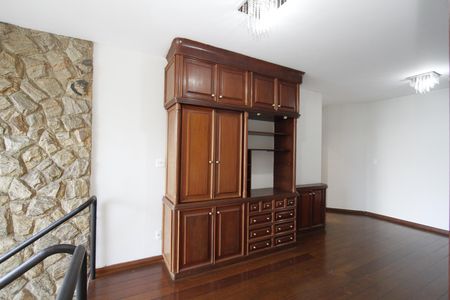 Casa à venda com 350m², 4 quartos e 5 vagasCorredor