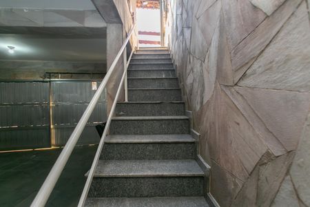 Casa à venda com 159m², 4 quartos e 3 vagas Casa à venda com 159m², 4 quartos e 3 vagasEscada da Varanda