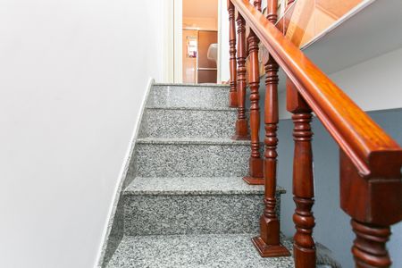 Casa à venda com 159m², 4 quartos e 3 vagas Casa à venda com 159m², 4 quartos e 3 vagasEscada