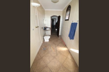 Casa de condomínio para alugar com 327m², 6 quartos e 4 vagasBanheiro da Suíte 2