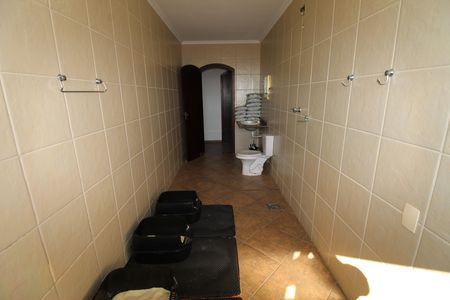 Casa de condomínio para alugar com 327m², 6 quartos e 4 vagasBanheiro 1