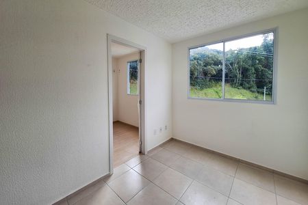 Sala de apartamento para alugar com 2 quartos, 48m² em Rio do Ouro, São Gonçalo
