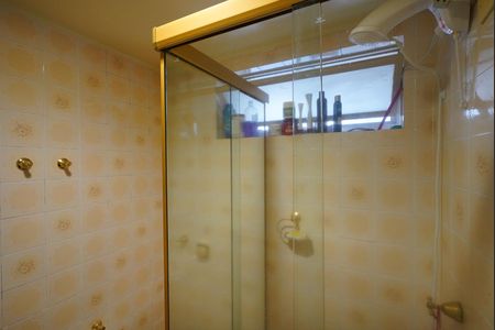 Banheiro de apartamento à venda com 1 quarto, 41m² em Centro Histórico, Porto Alegre