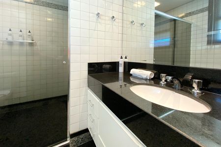 Apartamento à venda com 80m², 1 quarto e 2 vagas Apartamento à venda com 80m², 1 quarto e 2 vagasBanheiro da Suíte