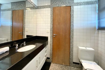 Apartamento à venda com 80m², 1 quarto e 2 vagas Apartamento à venda com 80m², 1 quarto e 2 vagasBanheiro da Suíte