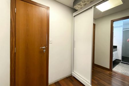Closet da Suite de apartamento à venda com 1 quarto, 80m² em Belvedere, Belo Horizonte