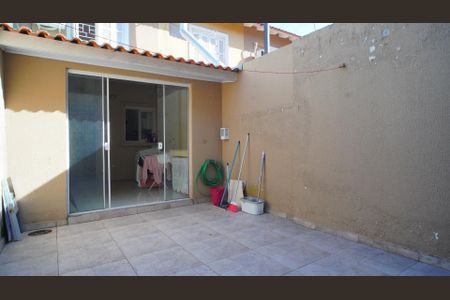 Casa à venda com 105m², 2 quartos e 2 vagasPátio fundos 