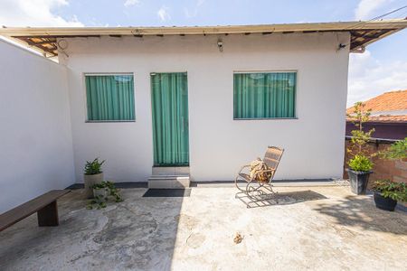 Casa à venda com 220m², 2 quartos e 5 vagascasa 1: entrada e estacionamento