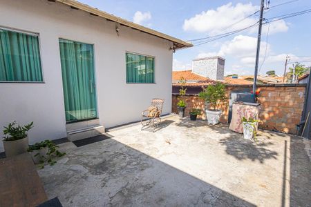 Casa à venda com 220m², 2 quartos e 5 vagascasa 1: entrada e estacionamento
